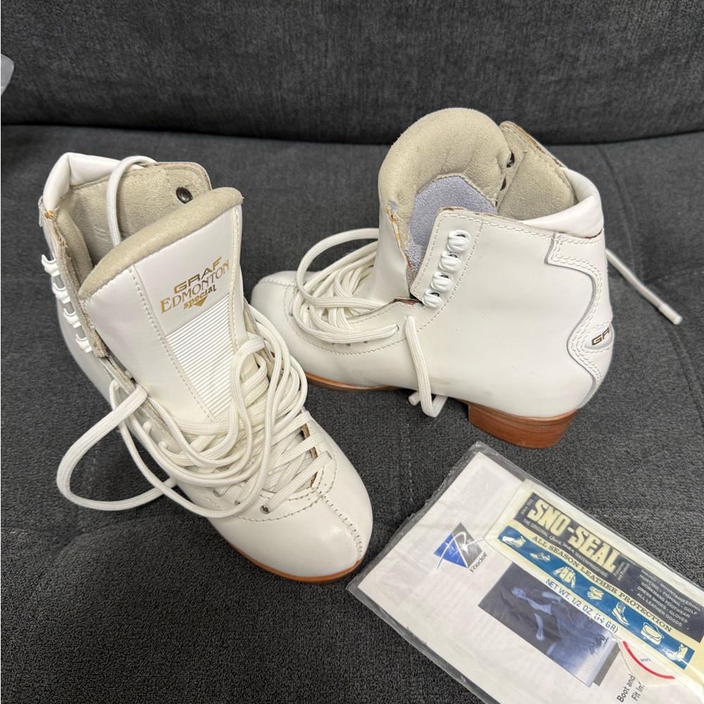 Graf Edmonton special figure skates size 2.5M
NEW